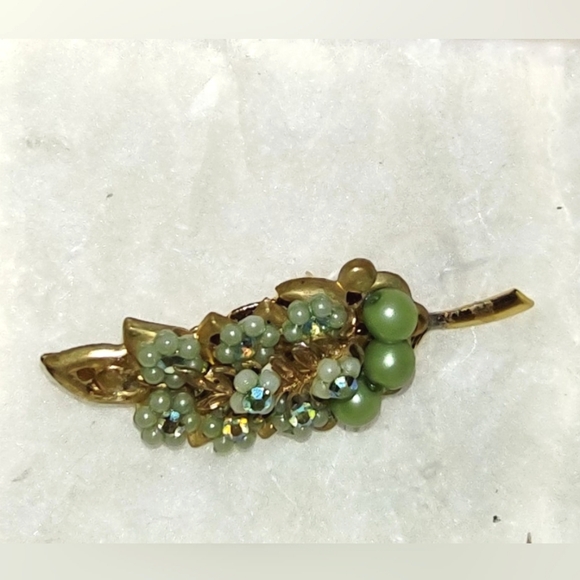 Green Bead Embellished Goldtone Leaf Vintage Brooch - Picture 6 of 10